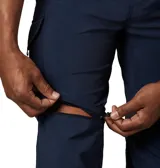 Pantalón de senderismo convertible en short, color negro, con cinturón marrón y múltiples bolsillos.