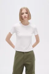 Remera blanca de manga corta y corte holgado.