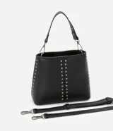 Bolso bucket pequeño de cuero sintético negro con correa de mano y asa larga desmontable. Decorado con spikes y detalles metálicos plateados.