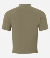 Blusa corta de rib color rosado, con cuello alto y mangas cortas.