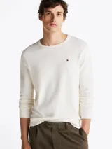 Sweater de cuello redondo color crema de algodón, con logo bordado en el pecho.