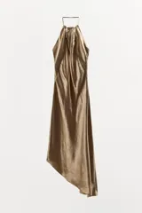 Vestido midi color dorado, con cuello halter ajustable con botón y hombros descubiertos. Detalle de tejido efecto arrugado, espalda pronunciada, bajo asimétrico y cierre lateral con cremallera oculta.