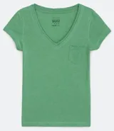 Remera celeste de algodón con escote en V, mangas cortas y bolsillo en el pecho.
