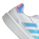Championes urbanos Adidas Courtblock Bold para mujer, color blanco con detalles iridiscentes en las tres tiras laterales y logo en el talón. Plataforma baja y cordones blancos.