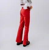 Pantalón de cuero color marrón con corte acampanado y aberturas laterales con botones.