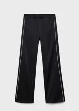 Pantalón de vestir color beige, de corte recto y tiro medio, con cintura elástica y bolsillos laterales. Presenta una raya vertical blanca a lo largo de la pierna.