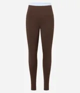 Conjunto deportivo color marrón chocolate, compuesto por un top con breteles finos y calzas largas de tiro alto.