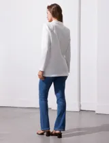 Blazer entallado color beige, marca Robert Louis. Cuello con solapa y abertura central con botón. Delantera con bolsillos.