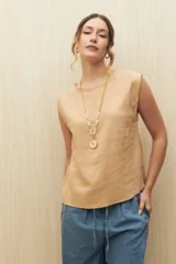 Top color beige de lino, sin mangas y corte recto.
