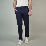 Pantalón chino de corte slim, color azul marino, con bolsillos laterales y traseros.