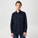 Camisa de denim azul oscuro con cuello americano, cierre con botones a presión blancos, dos bolsillos frontales con solapa y logo de la marca bordado en el bolsillo izquierdo.