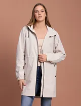 Gabardina negra impermeable con capucha desmontable, cierre central con cremallera y botones a presión, bolsillos delanteros y forro interno.