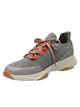 Zapatilla casual gris de tejido de poliéster con cordones naranjas, cuello elástico y suela de goma y EVA.