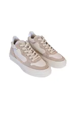 Championes de cuero color beige con detalles plateados, de caña baja y suela con plataforma.