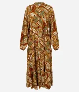 Vestido midi de viscosa con estampado de follaje en tonos marrones y verdes. Tiene cuello en V, cierre frontal con botones, mangas largas con elástico en los puños y corte evasé.