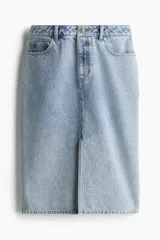 Pollera de jean celeste, de tiro alto, corte recto y largo hasta la rodilla. Tiene cinco bolsillos, cierre con botón y tajo frontal.