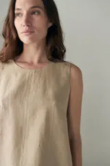 Musculosa color ocre, sin mangas, con escote redondo y corte recto.