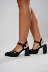 Sandalias negras de charol con punta cuadrada, tira sobre el empeine con hebilla metálica y tacón ancho.