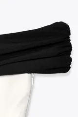 Minivestido blanco con escote recto palabra de honor con banda superior negra fruncida, corte ajustado y cierre lateral con cremallera oculta.