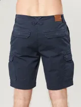 Bermuda cargo azul marino con bolsillos laterales con solapa y bolsillos delanteros y traseros.