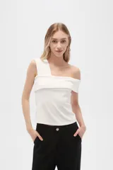 Top negro de poliéster, al cuerpo y con cuello asimétrico.