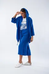 Campera azul de lino con capucha, mangas 3/4 y bolsillos laterales.
