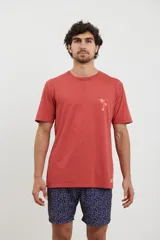 Remera verde de algodón, de corte recto y manga corta.
