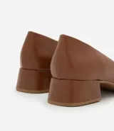 Zapato femenino básico, de modelo scarpin, color negro, con puntera fina y tacón bloque mediano.