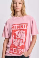 Remera oversize rosa con estampa de Minnie Mouse en color rojo.