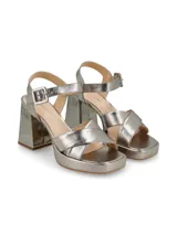 Sandalias de cuero color canela con plataforma y tacón ancho. Tiras cruzadas en el empeine y pulsera ajustable con hebilla en el tobillo.