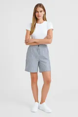 Short de lino de tiro alto, corte ancho y largo hasta la mitad del muslo, con estampado de rayas verticales blancas y azul oscuro.
