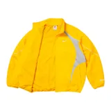 Campera de nylon color amarillo, con diseño holgado y detalles en gris, de la colaboración Supreme x Nike.