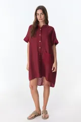 Vestido camisero celeste de lino con cuello mao, manga corta con detalle de calado y bolsillo de crochet.