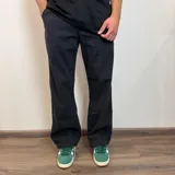 Pantalón de jean negro con efecto lavado y corte holgado.
