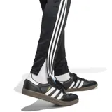 Pantalón de jogging negro Adidas Tiro 25 Essentials con logo blanco y tres rayas blancas laterales.