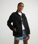 Chaqueta de jean negra, corte alargado, con cuello solapa, manga larga, abotonado frontal, bolsillos delanteros y laterales.
