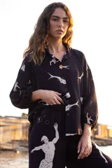 Camisa negra con estampado de sirenas en color crema, de mangas 3/4 con puños elastizados y cuello camisero.