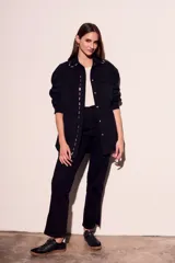 Sobrecamisa de denim negro, con corte oversize y detalles en tachas.