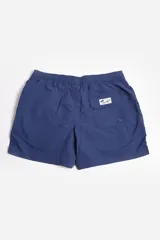 Short de baño liso color azul con cintura elástica ajustable con cordón, bolsillos laterales, tela ligera de secado rápido, suspensor interno y logo estampado.