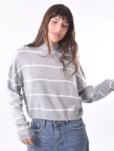 Polerón de tejido de punto color verde militar, con cuello alto y diseño a rayas horizontales blancas.