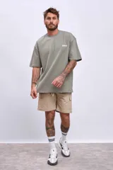 Remera blanca de corte holgado con pequeño estampado en el pecho.