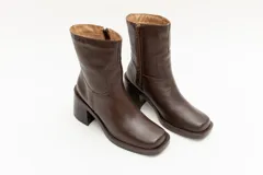 Bota de cuero color marrón chocolate, de caña media, punta cuadrada y taco bloque.