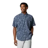 Camisa de manga corta Columbia Super Bahama II para hombre, con estampado de peces y cañas de pescar en tonos celeste y blanco sobre fondo azul. Cuenta con dos bolsillos frontales con cierre de botón, ventilación trasera y tecnología Omni-Shade UPF 50.