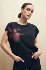 Remera negra de manga corta con estampado floral en el frente.