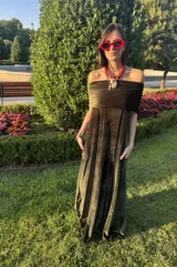Vestido largo de terciopelo verde, strapless con elástico en la parte trasera y bolsillos laterales. Incluye una pieza aparte para crear diferentes looks.