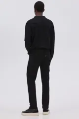 Pantalón de jean negro, de corte recto, con bolsillos delanteros y traseros.