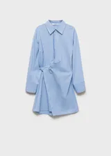 Vestido camisero corto celeste con rayas verticales blancas y marrones, con cierre cruzado y mangas largas con puños abotonados.