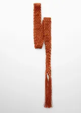 Fular color ladrillo de tejido crochet con terminación de flecos.