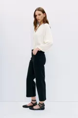 Pantalón jean tiro alto, calce oxford, con proceso de coating de acabado símil cuero.