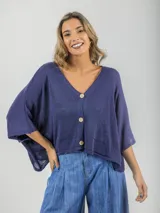 Cárdigan tejido color beige, talle único con calce oversized, con botones de madera y diseño relajado.